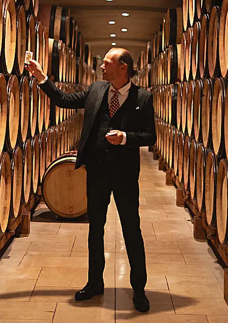  Magicien professionnel à Paris animant un cocktail corporate avec magie close‑up élégante. 
