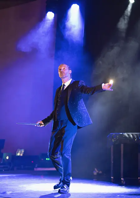 Magicien close‑up pour soirée d’entreprise à Paris, ambiance premium et interactions personnalisées. 