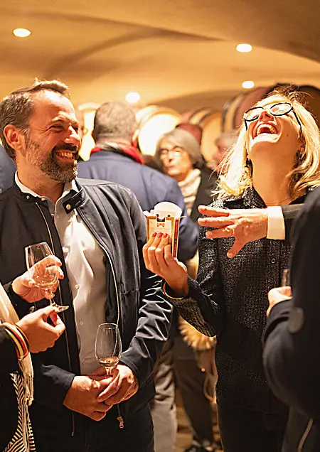 Animation magie moderne pendant un défilé de mode à Paris, interaction avec invités VIP et presse